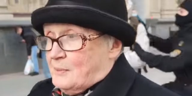 Легендарная Ніна Багінская, а з заду... (фота з тэлеграм-каналу)