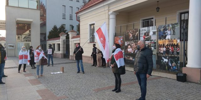 Дзень Волі ў Беластоку ў гэтым годзе супольна адзначылі беларусы Падляшша і дыяспара з Беларусі. На здымку – 25 сакавіка на беластоцкім Рынку Касцюшкі ўдзельнікаў свята вітаюць дырэктар фонду „Беларусь 2020” Марына Ляшчэўская і старшыня Беларускага саюзу ў Рэчыпаспалітай Яўген Вапа Радыё Рацыя