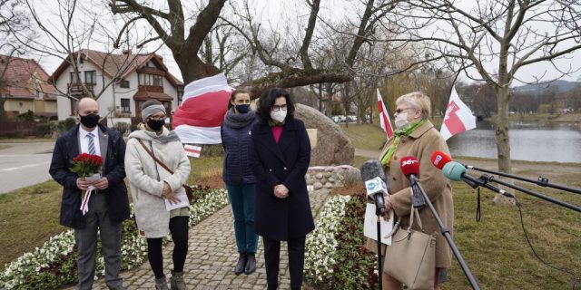 Наша рэдакцыйная сяброўка праф. Лена Глагоўская як старшыня Беларускага таварыства „Хатка” ў Гданьску дзякуе прэзідэнта горада Аляксандру Дулькевіч за яе прысутнасць ля каменя Янкі Купалы з нагоды свята 25 Сакавіка Радыё Рацыя