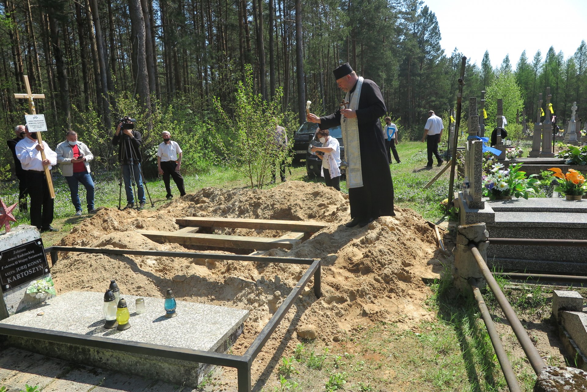 Pogrzeb siedmiu ofiar niemieckiej egzekucji na cmentarzu prawosławnym w Kuzawie, 12 maja 2021 r. IPN