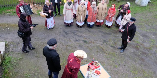 У траўні Музей малой бацькаўшчыны са Студзіводаў правёў чарговы фестываль „Там па маёвуй росі”. Яго ўдзельнікі разам з калектывам „Жэмэрваа” вандравалі па Падляшшы. У Навасадах і Юшкавым Грудзе ў Міхалоўскай гміне выконвалі абрад з канапелькамі – велікоднымі песнямі, якія ў канцы ХІХ ст. Запіаў там польскі этнограф Міхал Фэдэроўскі. Фестываль наведаў таксама вёску Махнатае каля Гайнаўкі (на здымку) Фота з Фейсбука