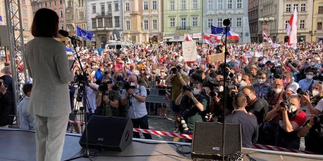 У чэрвені Святлана Ціханоўская наведала Прагу. Сустрэлася з прэзідэнтам, прэм'ер-міністрам, кіраўніком МЗС і жыхарамі чэшскай сталіцы (на здымку)