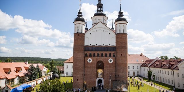 27 чэрвеня адбылося ўрачыстае асвячэнне адбудаванай Дабравешчанскай царквы ў Супрасльскім манастыры. Храм быў узарваны гітлераўскай арміяй 24 ліпеня 1944 г. Адбудова пачалася ў 1984 г. Нядаўна ўнутры былі пакладзены фрэскі, якія паўтараюць арыгіналы з ХVI стагоддзя, аўтарства манаха Нектарыя з Сербіі, створаныя такой жа тэхнікай – на каляровым мокрым тынку. Падчас урачыстасці Св. літургію ўзначаліў мітрапаліт варшаўскі і ўсяе Польшчы Сава. Прысутныя былі прадстаўнікі ўладаў, у тым ліку падляшскі ваявода Багдан Пашкоўскі. Fot. Urząd Marszałkowski Województwa Podlaskiego