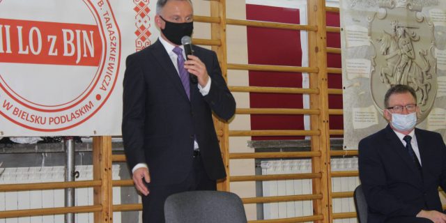 Przemawia prezydent Andrzej Duda, obok gospodarz spotkania dyrektor liceum Andrzej Stepaniuk Fot. Jerzy Chmielewski