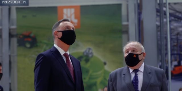 Сямяцічы, 8 чэрвеня 2021. Прэзідэнт Анджэй Дуда і шэф фірмы Пронар Сяргей Мартынюк Fot. Kancelaria Prezydenta RP