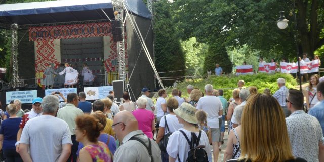 Беласток, 20 чэрвеня 2021. Свята беларускай культуры з бел-чырвона-белымі сцягамі Фота Міры Лукшы