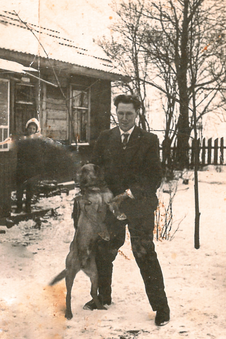 Дом пабудаваў у 1959 г. Аляксандр Савіцкі, дзядуля Пятра. На здымку – з сабакам „Рэксам”