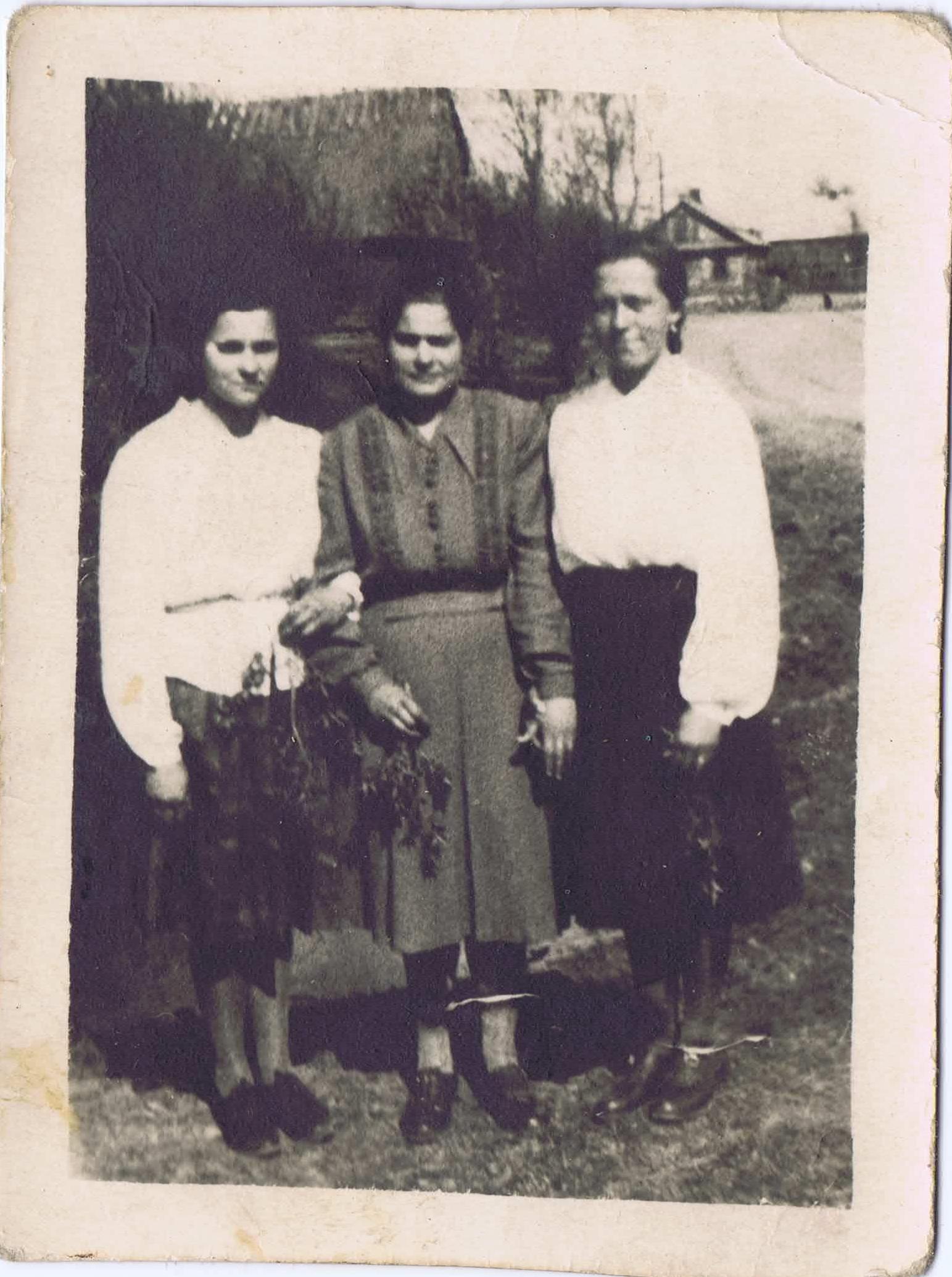 Unuczki Oboroszka – Maryja Jakubowicz (Paraszczyna), Maryja Dmitruk (Olczyna), Maryja Siemieniuk (Maksymowa). Ok. 1953 r. Fot. A. Siemieniuk (Saszko)