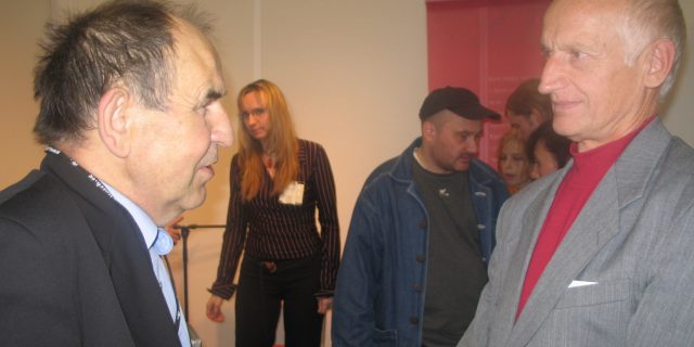 На здымку (справа) з Cакратам Яновічам падчас міжнароднага кніжнага кірмашу ў Гетэборгу (2005 г.). Фота Юркі Хмялеўскага