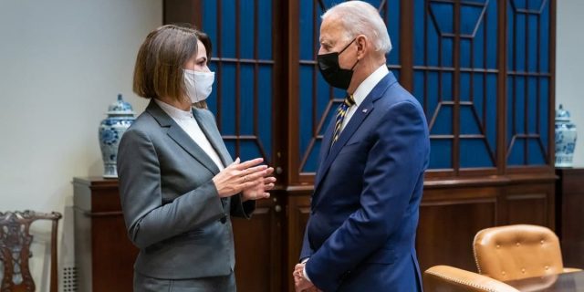 28 ліпеня прэзідэнт ЗША Джо Байдэн размаўляў у Белым доме з Святланай Ціханоўскай Фота з Фейсбука