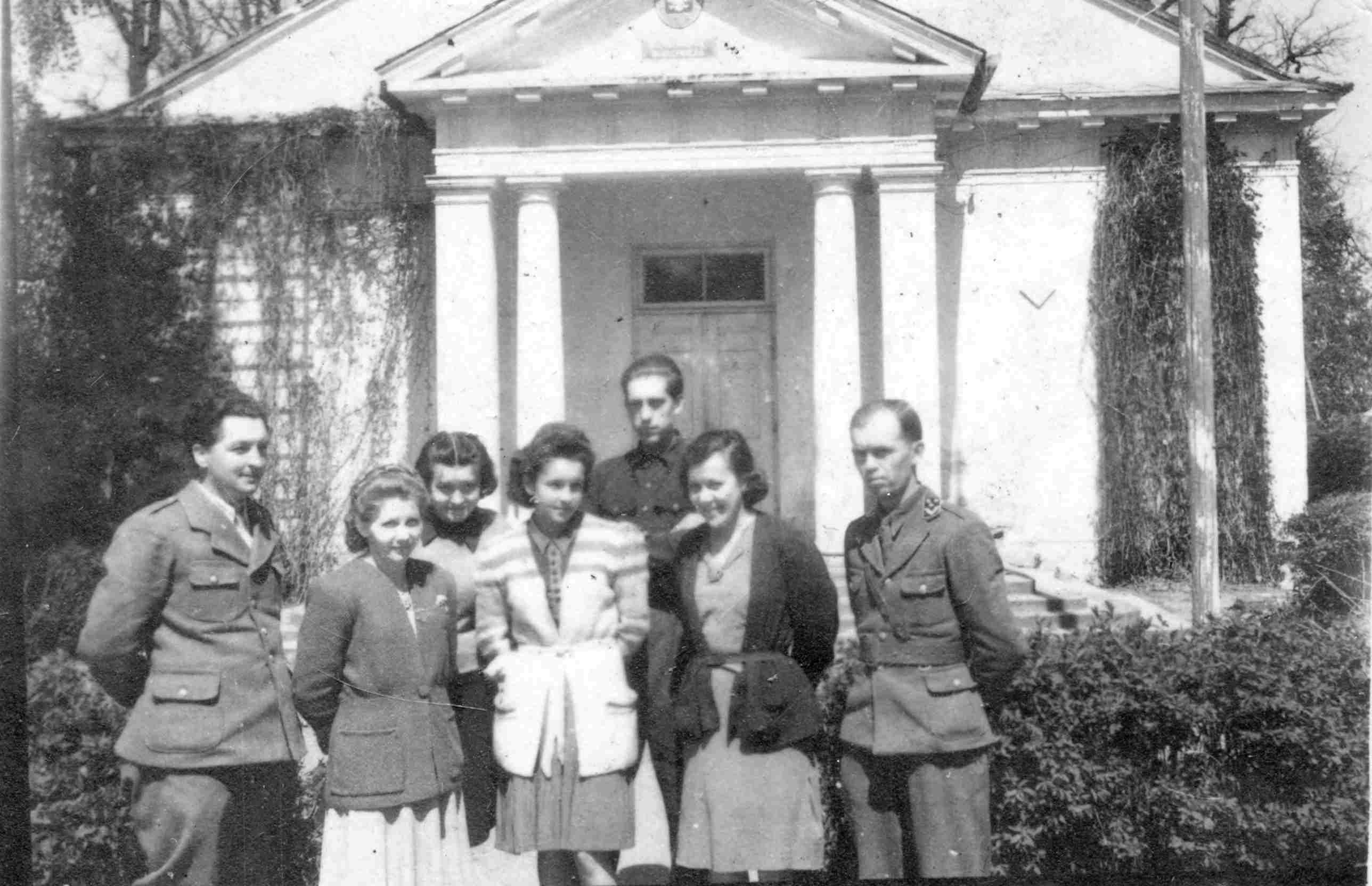 1. Pracownicy Nadleśnictwa Białowieża w 1946 roku. Ryszard Kubinkiewicz stoi trzeci z prawej (z tyłu)