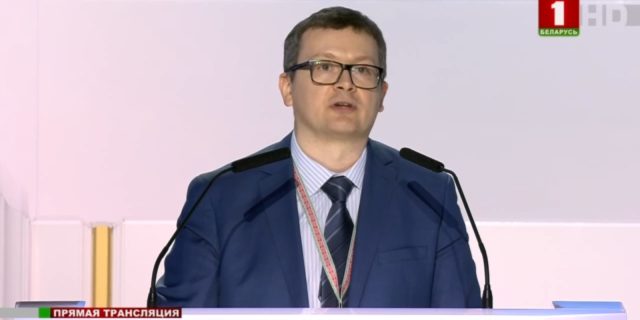 Юры Васкрасенскі прамаўляе падчас Усебеларускага народнага сходу 11-12 лютага ў Мінску