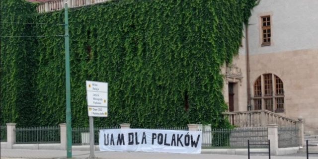 Пратэст Усепольскай моладзі перад познанскім універсітэтам Фота з Фейсбука