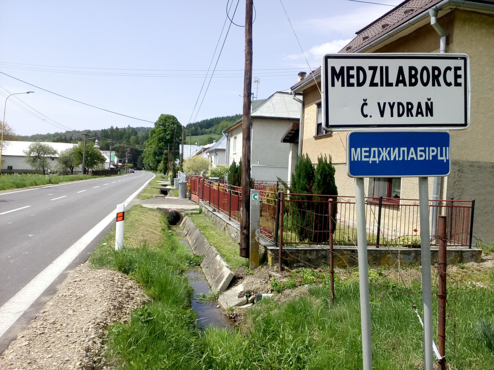 Wjazd do Medzilaborców (rusiń. Меджілабірці) z dwujęzyczną tablicą nazwy miejscowości