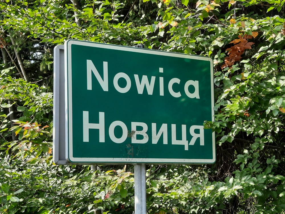 Nowica – dwujęzyczna tablica