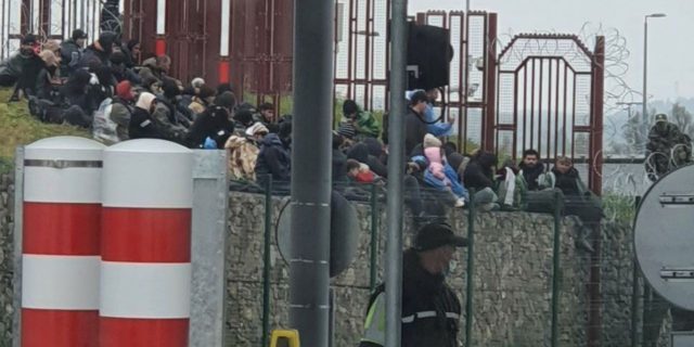 Uchodzcy na przejściu granicznym (z twittera)