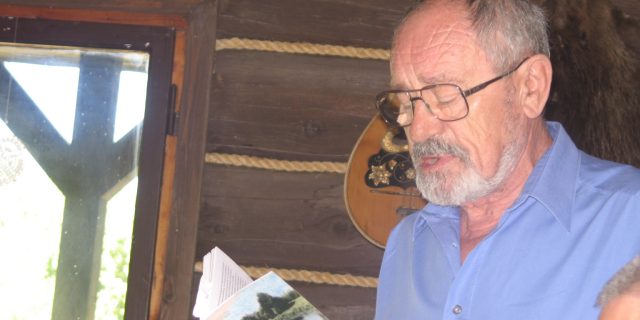 Чэслаў Сэнюх (1930-2021) як госць беларускага трыялогу ў Лапічах у 2006 г. Фота Юркі Хмялеўскага