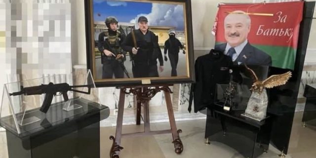 Экспазіцыя пра леташнія палітычныя падзеі ў Беларусі ў Палацы незалежнасці ў Мінску. Выстаўлены там між іншым аўтамат, з якім бегаў па рэзідэнцыі Аляксaндр Лукашэнка са сваім няшлюбным сынам Telegram-канал „Пул первого”