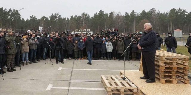26 лістапада мігрантаў на мяжы ў Брузгах наведаў Аляксандр Лукашэнка. – Малю вас, прапусціце іх у Нямеччыну – сказаў у адрас уладаў Польшчы
