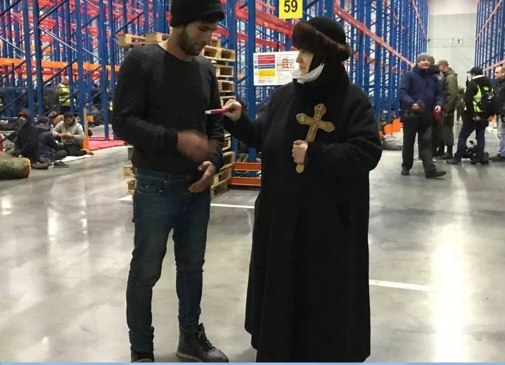 Ihumenia Gawriiła, przełożona żeńskiego monasteru w Grodnie, z krzyżem w ręku błogosławi kurdyjskich islamistów, których celem jest dotarcie do zlaicyzowanej zachodniej Europy Fot. Lenta.ru