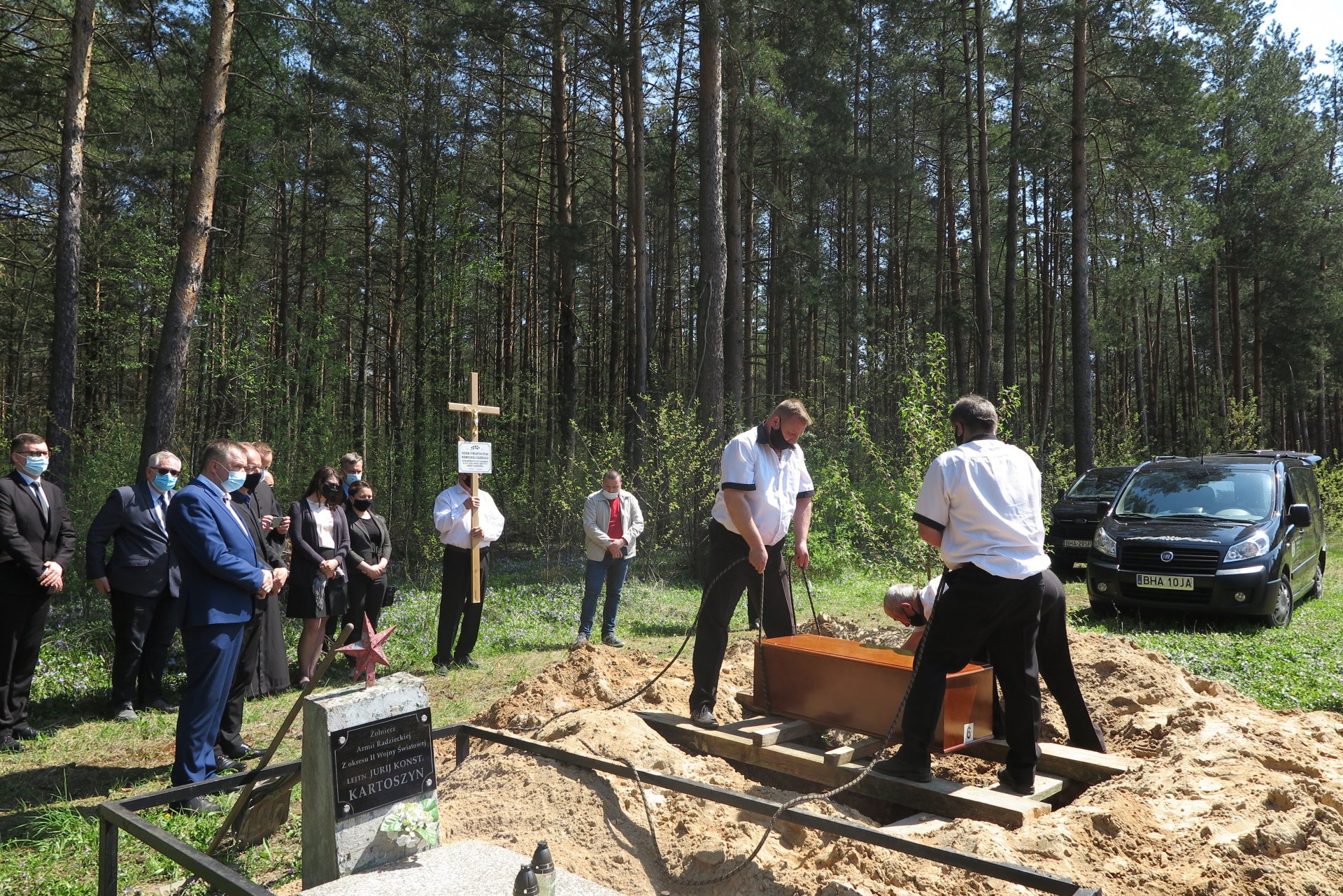 Pochówek siedmiu ofiar niemieckiej egzekucji na cmentarzu prawosławnym w Kuzawie, 12 maja 2021 r. Fot. IPN