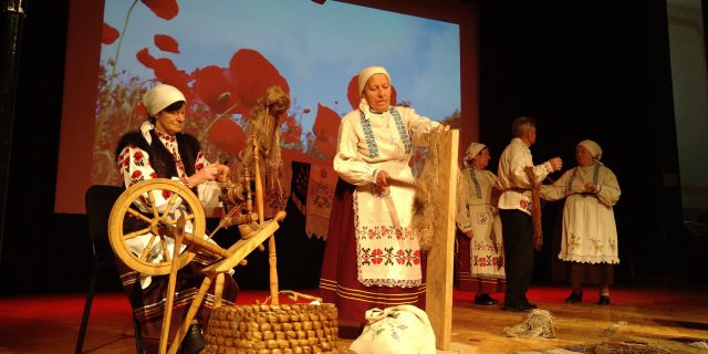 Сёлетні культурны сезон БГКТ быў даволі складаным. Найперш з увагі на каранавірусную сітуацыю. Атмасферу на мерапрыемствах камплікаваў яшчэ мігранцкі крызіс на беларуска-польскай мяжы. Усё такі большасць імпрэзаў, хаця ў абмежаванай форме, удалося сарганізаваць. Адбыўся нават –15 лістапада ў Падляшскай оперы ў Беластоку, спознены гала-канцэрт Фестывалю „Беларуская песня 2021”. 21 лістапада ў Гайнаўскім доме культуры прайшоў заключны агляд „Беларускі абрад на сцэне”. На здымку: калектыў „Малінкі” з Маліннік у гміне Орля Фота са старонкі БГКТ у Фейсбуку