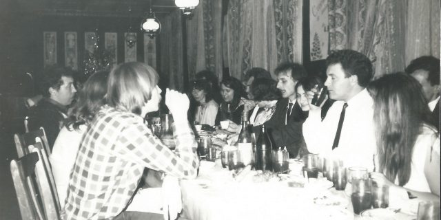 Za stołem w sali bankietowej. Od prawej: Włodzimierz Pac, Dorota Kuźmicz (Sulżyk), Jerzy Sulżyk