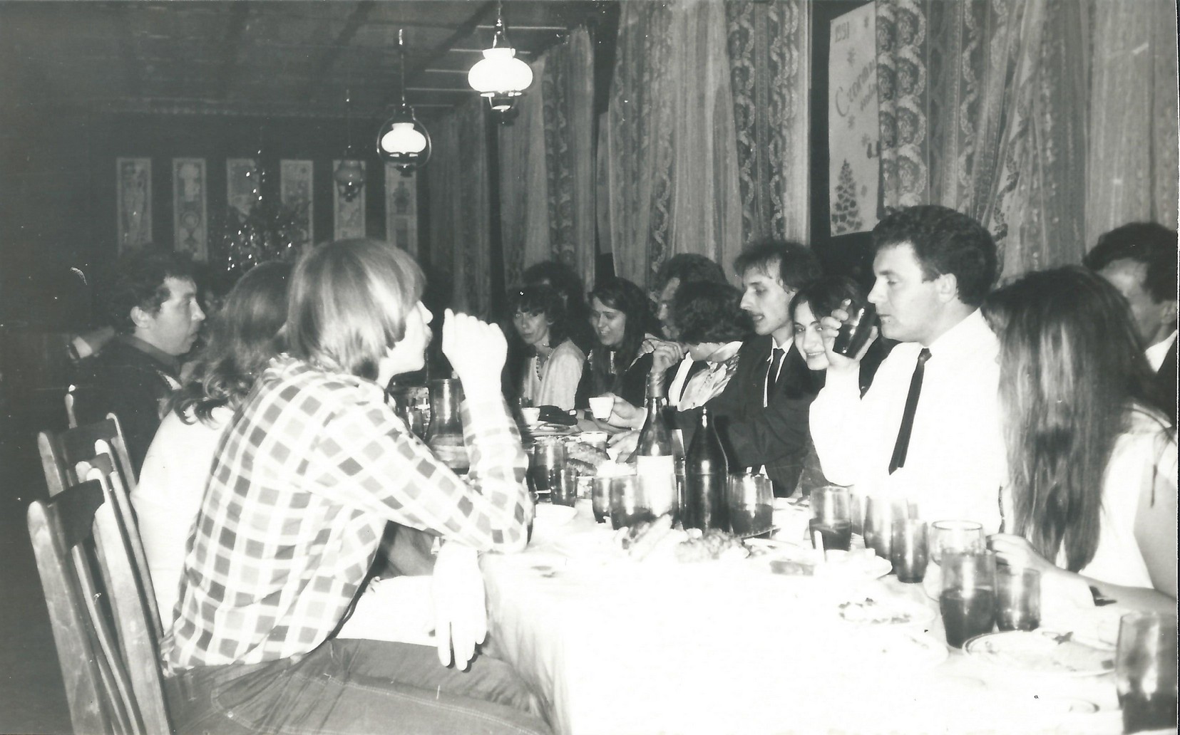 Za stołem w sali bankietowej. Od prawej: Włodzimierz Pac, Dorota Kuźmicz (Sulżyk), Jerzy Sulżyk
