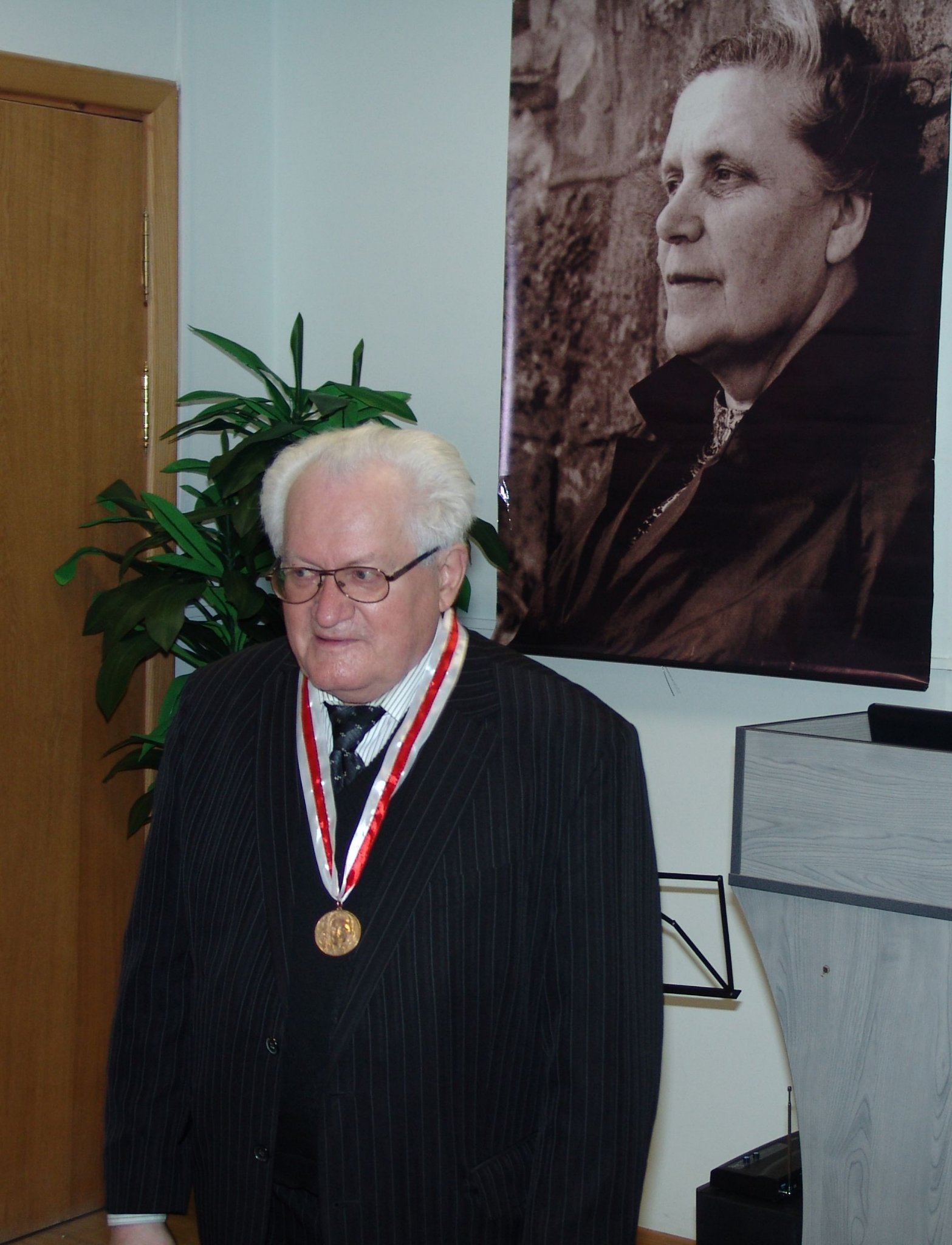 Праф. Адам Мальдзіс (1932-2022) з медалём за выратаванне архіва Ларысы Геніюш у Зэльве, прызнаным у 2010 г. Фота Міхася Скоблы