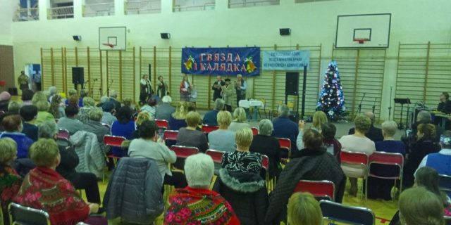 Каля трыццаці калектываў выступіла 16 студзеня на аглядзе „Гвязда і калядка” ў Беластоку. Такія прэзентацыі 23-ці раз саарганізавала Беларускае грамадска-культурнае таварыства. Адбылiся яны не ў Гарнізонным клубе як дагэтуль, але ў гімнастычнай зале Пачатковай школы н-р 44 Фота Радыё Рацыя