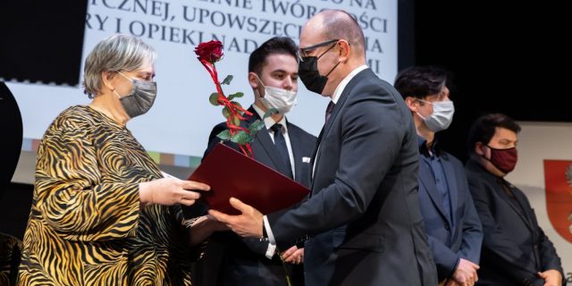 Маршалак Артур Касіцкі ўручае паўгадовы творчы стэпендый Міраславе Лукшы Фота Маршалкоўскай упраы Падляшскага ваяводства