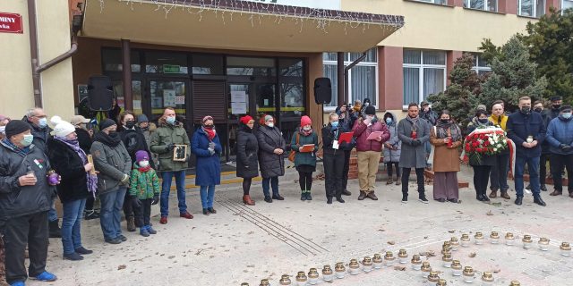 Ушанаванне ахвяраў „выклятых жаўнераў” перад гайнаўскім магістратам Фота Зміцера Косціна