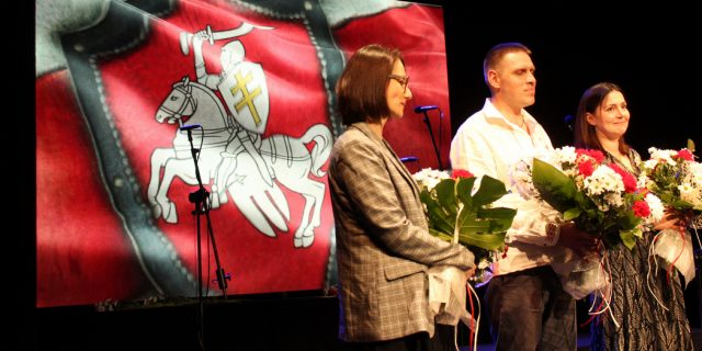 25 сакавіка падчас Дня волі ў Беластоку старшыня Беларускага саюзу ў Рэчыпаспалітай Яўген Вапа (злева) традыцыйна ўручыў бел-чырвона-белыя букеты кветак асобам заслужаным для беларускай справы. На гэты раз лаўрэатамі сталі Марына Ляшчэўская і Ян Абадоўскі (абое справа) за арганізацыю шматлікіх акцыяў пратэсту і дапамогу бежанцам, а таксама Юліта Сцепанюк (злева) і дырэктарка Самаўрадавага прадшколля н-р 14 у Беластоку Люцыя Неміровіч (з-за хваробы не магла быць прысутная) за абарону гэтага беларускага садка Фота Юркі Хмялеўсекага