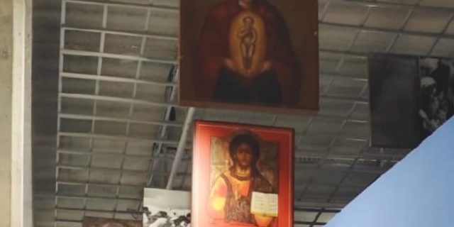 На выставе „Высяленне” ў цэнтры ўвагі макет невялікага доміку, пастаўлены дагары нагамі Радыё Рацыя