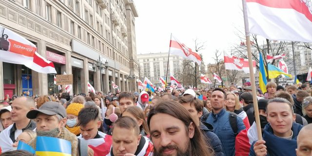 Прысвечаны Дню волі шматлюдны Марш беларусаў замежжа 26 сакавіка 2022 г. у Варшаве Фота Радыё Рацыя