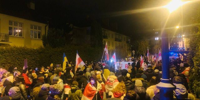 Дэманстрацыя перад беларускім консульствам у Беластоку супраць вайны ў Украіне. 27 лютага 2022 Радыё Рацыя
