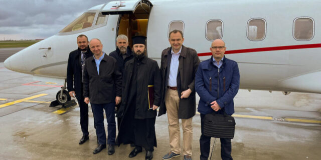 22 kwietnia do Jerozolimy udała się, prawosławna delegacja z Polski, by przywieźć Święty Ogień, który następnego dnia w Wielką Sobotę jak co roku zszedł w tamtejszej Bazylice Grobu Świętego. Już po raz trzeci z rzędu organizację pielgrzymki wsparł samorząd województwa podlaskiego. W skład delegacji na czele z biskupem hajnowskim Pawłem znaleźli się też przedstawiciele Kancelarii Prezydenta RP oraz – po raz pierwszy – marszałek podlaski Artur Kosicki i radny wojewódzki Sławomir Nazaruk (niegdyś związany z Czasopisem). Przywieziony z Jerozolimy Święty Ogień po kilku godzinach od zejścia trafił do wiernych w Polsce, przede wszystkim w Białymstoku i na Podlasiu, podczas nocnych nabożeństw ku czci Zmartwychwstania Pańskiego. Wrota Podlasia