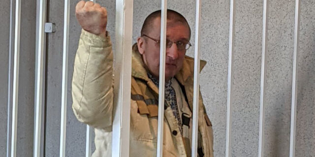 Алесь Пушкін падчас аднаго з судовых паседжанняў у сакавіку Фота з Тэлеграм-канала