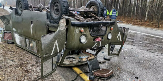 Расійская вайсковая тэхніка на вайну з Украінай увесь час свабодна ўязджае між іншым з тэрыторыі Беларусі. На здымку аўтааварыя расійскага УАЗа на маршруце Гомель – Мазыр на пачатку красавіка Фота з Тэлеграм-канала