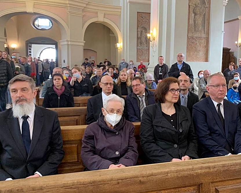 Polska delegacja na mszy żałobnej w kościele katedralnym. Z lewej ambasador Artur Michalski, obok prof. Elżbieta Smułkowa