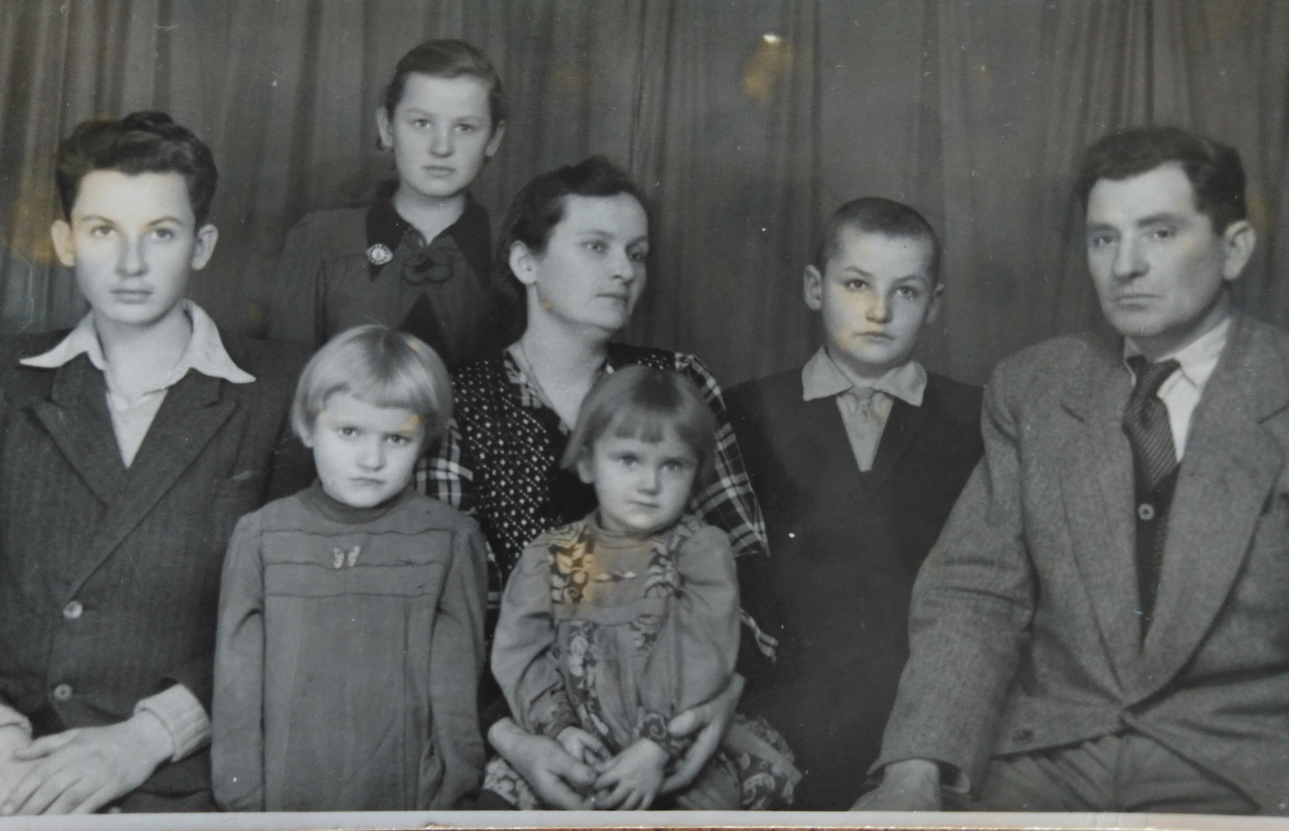1949 r. Rodzina Kotowiczów. Kazimierz pierwszy z lewej Fot. ze zbiorów Joanny Kotowicz