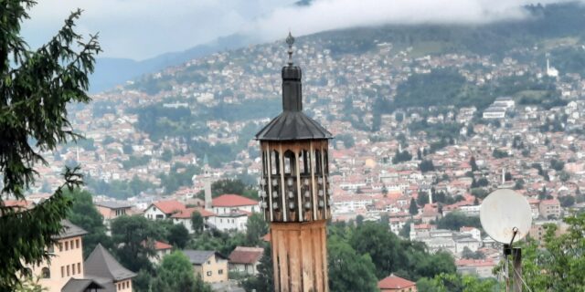 Widok na Sarajewo z ulicy Komatin