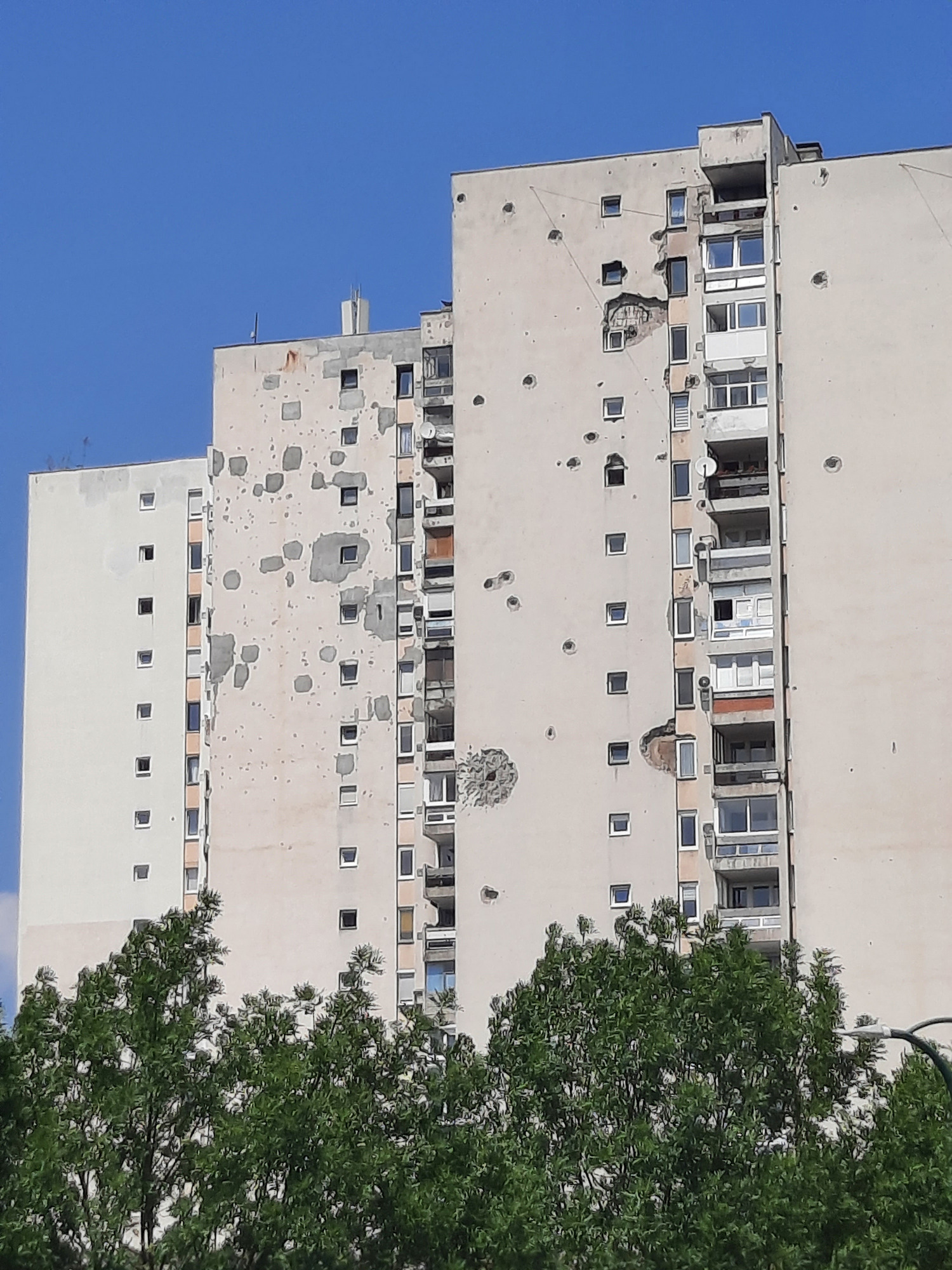 Wojenne zniszczenia wciąż widoczne na blokach w sarajewskiej dzielnicy Dobrinja Fot. Mateusz Styrczula