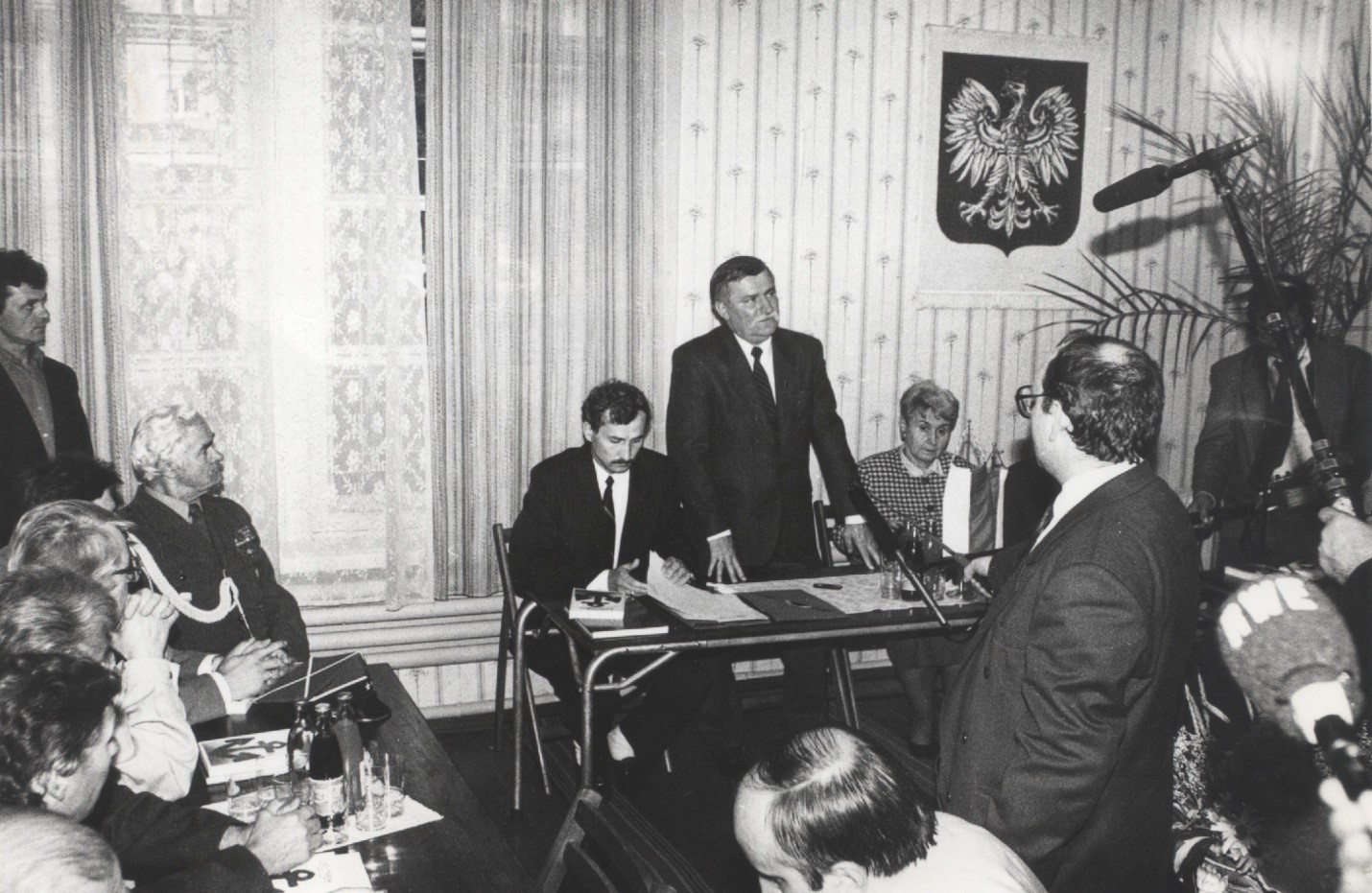 Czerwiec 1993 r. Prezydent Lech Wałęsa z wizytą w Baranowiczach. Przy stole obok prezes ZPB Tadeusz Gawin i ambasador Elżbieta Smułkowa