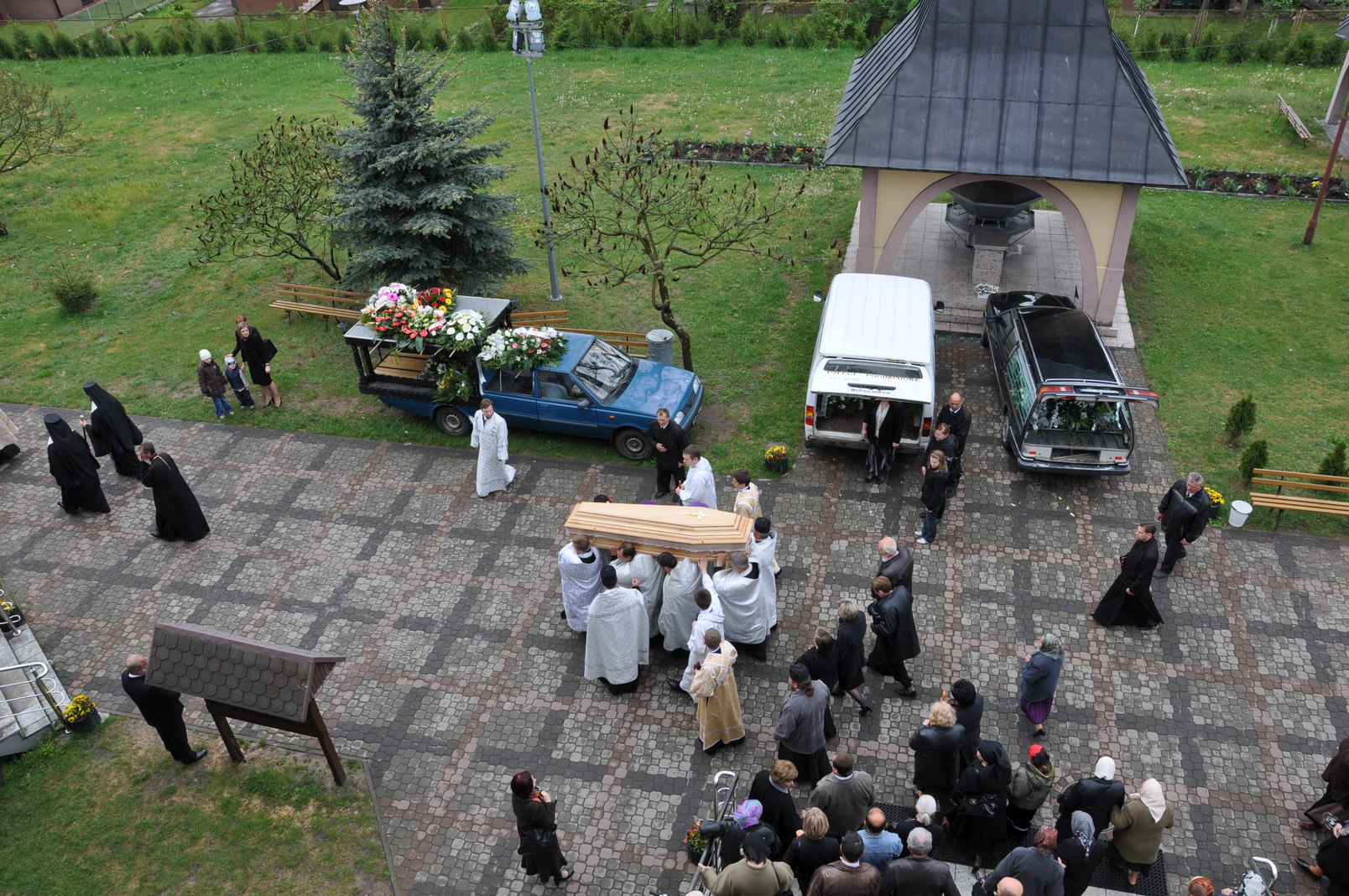 W Hajnówce w pogrzebie 38-letniego wikariusza tutejszego soboru Świętej Trójcy uczestniczyło kilkudziesięciu duchownych i setki wiernych Fot. Arkadiusz Panasiuk