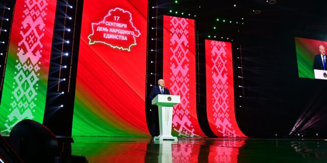 Лукашэнка прамаўляе на форуме "Гэта НАША гісторыя!", прысвечаным „Дню народнага адзінства” president.gov.by