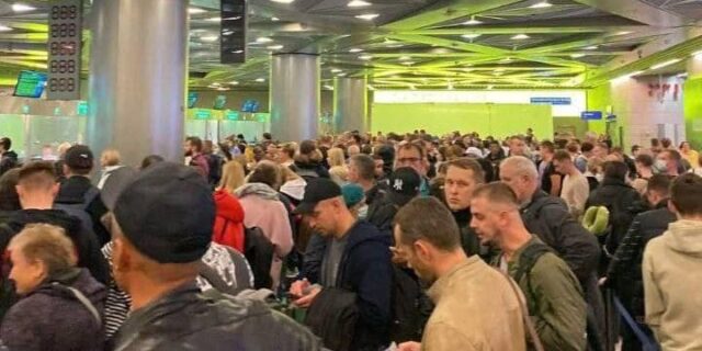 Адразу пасля абвяшчэння мабілізацыі маладыя расіяне масава пачалі з’язджаць за мяжу. На здымку – натоўп пасажыраў у аэрапорце Масква-Внукова Фота з Інтэрнету