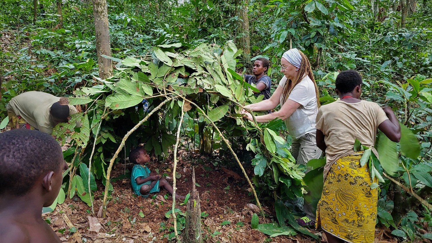 Autorka uczestniczy w budowie tradycyjnej chaty w lesie