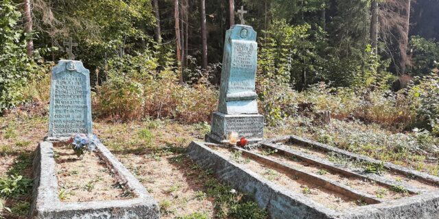 На азяранскіх могілках. Два помнікі ахвяр трагедыі з 1942 г. Фота аўтара