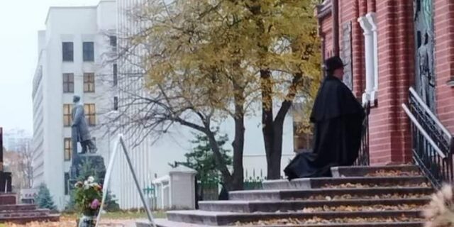 Пробашч Чырвонага касьцёла ў Мінску кс. Уладзіслаў Завальнюк моліцца на прыступках апячатанага ўладамі каталіцкага храму Фота з Тэлеграм-канала